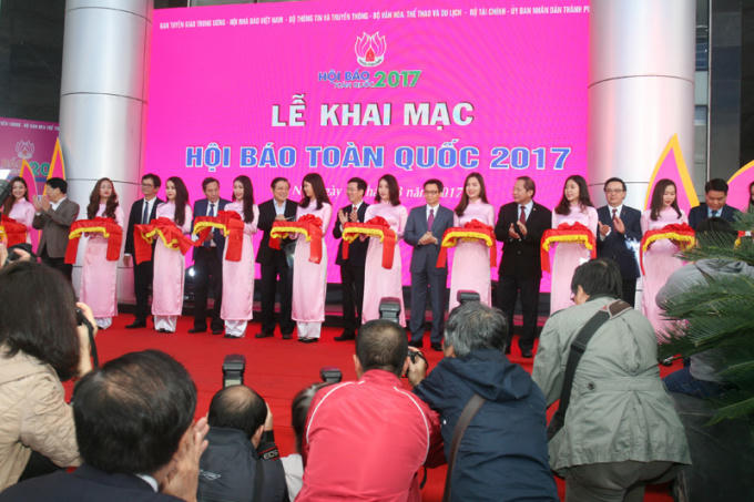 Các đại biểu cắt băng khai mạc Hội báo toàn quốc 2017