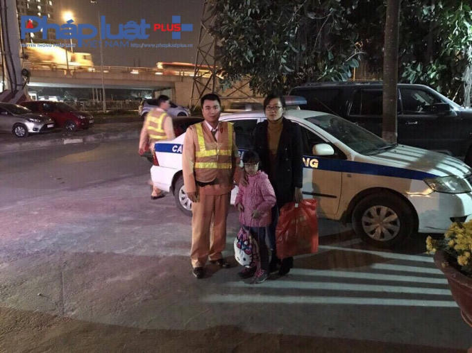 Thượng uý Nguyễn Cao Sơn sau khi phát hiện đã đưa cháu Uyên Nhi về trụ sở để tìm người thân.