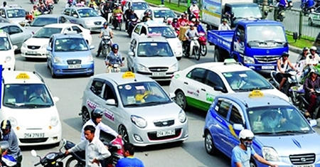 Hiện tại, giá cước vận tải vẫn "đủng đỉnh" dù giá xăng dầu giảm sâu (Ảnh minh họa.)