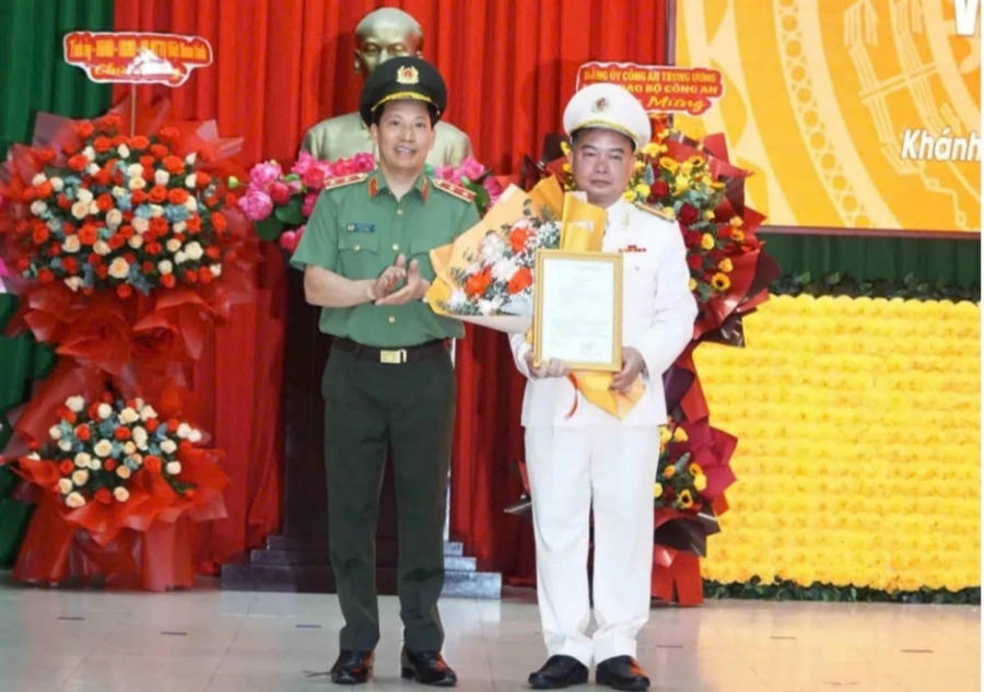 Trung tướng Lê Văn Tuyến - Thứ trưởng Bộ Công an trao quyết định của Bộ trưởng Bộ Công an cho Đại tá Nguyễn Hữu Phước. Ảnh: H. L