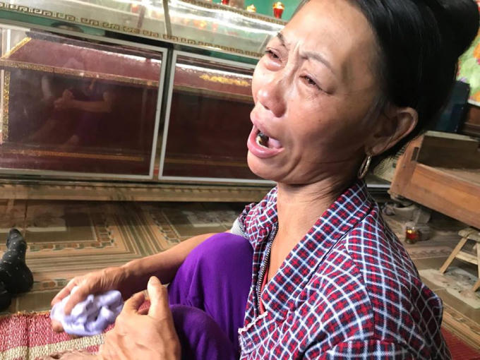 Chịu nỗi đau mất đi em trai và người cháu, bà Nguyễn Thị Hằng (chị gái ruột anh Hoạt) gào khóc thảm thiết: “Sau khi xảy ra vụ án, tôi nhận được tin báo của người nhà báo tin nhà cậu Hoạt gặp nạn rồi. Tôi tức tốc đi xe máy sang. Sang tới nơi thì thấy cảnh em tôi, cháu tôi và em dâu nằm la liệt tại hiện trường, mọi người bảo chết hết rồi. Nghe tin dữ mà tôi suy sụp hoàn toàn”, bà Hằng nói.