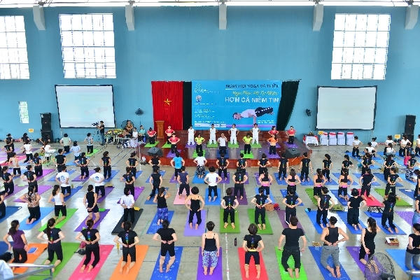500 người cùng đồng diễn Yoga.
