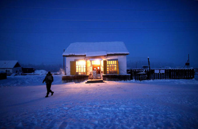 Cửa hàng tạp hóa duy nhất tại Oymyakon, cung cấp cho dân làng những nhu yếu phẩm cần thiết. (Ảnh: Boredpanda)