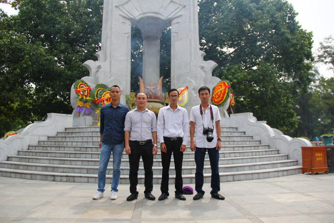 Tổng thư kí tòa soạn Pháp luật Plus, Phạm Quốc Cường cùng các phóng viên vùng miền tham gia hành trình 'Tri ân tháng 7 miền Trung'.