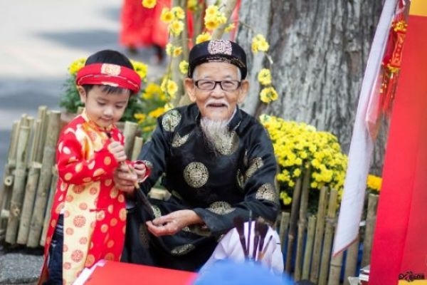 Hình ảnh ông đồ già cho chữ vẫn còn nhưng không nhiều. Ảnh: internet.