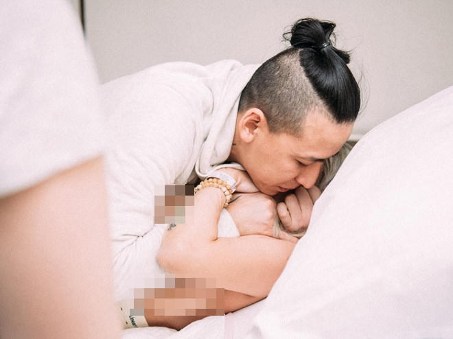 Theo chia sẻ của mình trên mạng xã hội, nhiếp ảnh gia 9X nói:"Ngày cùng bạn vào bệnh viện, Tiên hào hứng khi sắp được chứng kiến cảnh em bé chào đời. Thế nhưng, khi thấy người mẹ kêu lên đau đớn cô lại sợ hãi. Cái nắm tay chặt thể hiện tình yêu vô bờ của người chồng dành cho vợ đã tiếp thêm sức mạnh cho Tiên bấm máy.