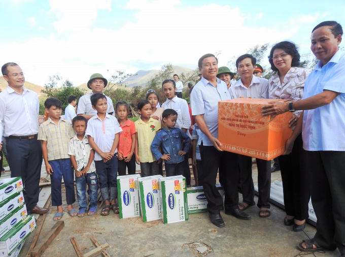Bà Đặng Thị Ngọc Thịnh – Phó Chủ tịch nước, Bà Lê Tuyết Mai, Phó Giám Đốc Quỹ Bảo trợ Trẻ em Việt Nam, ông Đậu Phi Tú – Giám Đốc Trang trại Vinamilk Hà Tĩnh và đại diện lãnh đạo tỉnh Hà Tĩnh đến thăm và tặng quà, sữa cho người dân và trẻ em vùng lũ xã Kỳ Lạc, huyện Kỳ Anh, Hà Tĩnh.