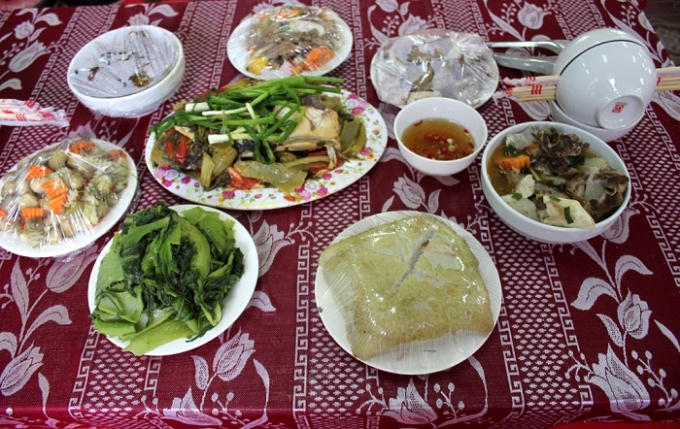 Bữa cơm tất niên sớm ở trại giam cũng thịnh soạn không kém mâm cơm ngày Tết của bất kỳ gia đình người Việt nào.