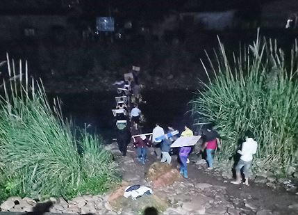 Hàng lậu được tự do vận chuyển từ 22h đêm đến khoảng 6h30 sáng ngày hôm sau tại khu vực chợ Đồng Văn. (ảnh cắt từ clip).