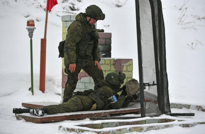 Trong khi một nữ quân nhân khác đang tham gia phần thi bắn súng.