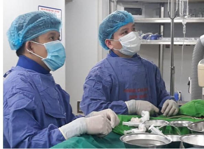 Các bác sỹ đang thực hiện kỹ thuật TIPS cho người bệnh. (Ảnh: Bệnh viện cung cấp)