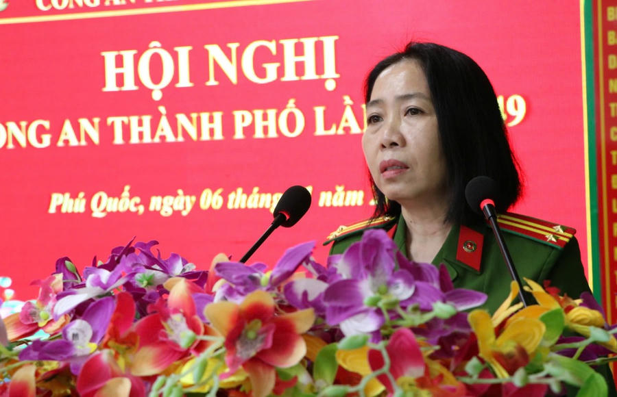 Đại biểu trình bày tham luận tại Hội nghị.