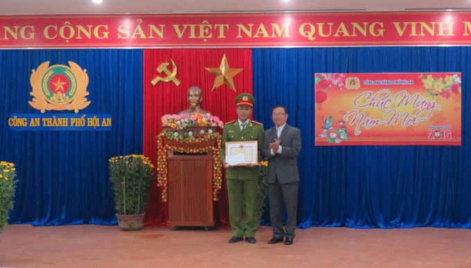 Ông Nguyễn Văn Dũng thưởng nóng cho Đội CSĐTTP về TTXH.