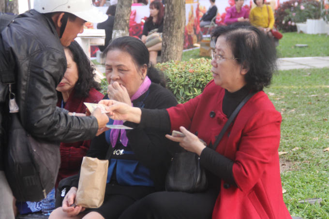 Nhiều người không muốn bị làm phiền nên sẵn sàng rút hầu bao cho tiền người đàn ông này.