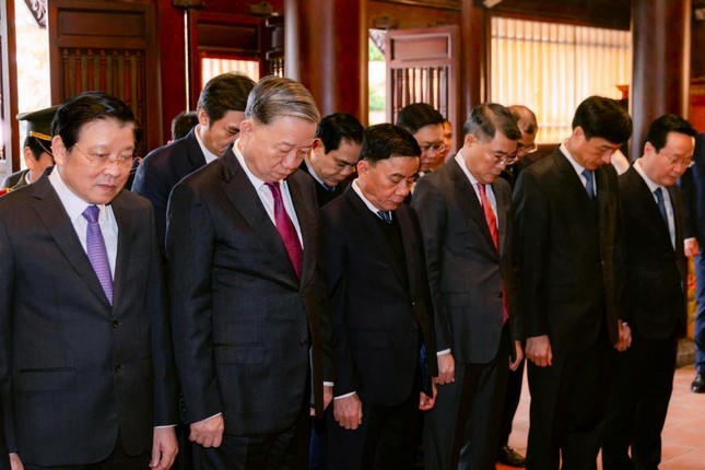 Đồng chí Tổng Bí thư Tô Lâm cùng đoàn đại biểu bày tỏ tấm lòng thành kính và biết ơn vô hạn công lao to lớn của Chủ tịch Hồ Chí Minh.