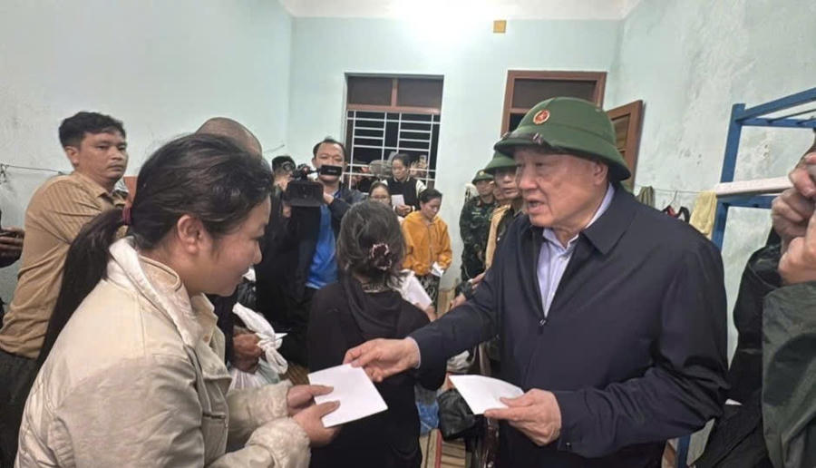 Phó Thủ tướng Thường trực Chính phủ Nguyễn Hòa Bình chia sẻ những khó khăn, mất mát với bà con. Ảnh: P.H