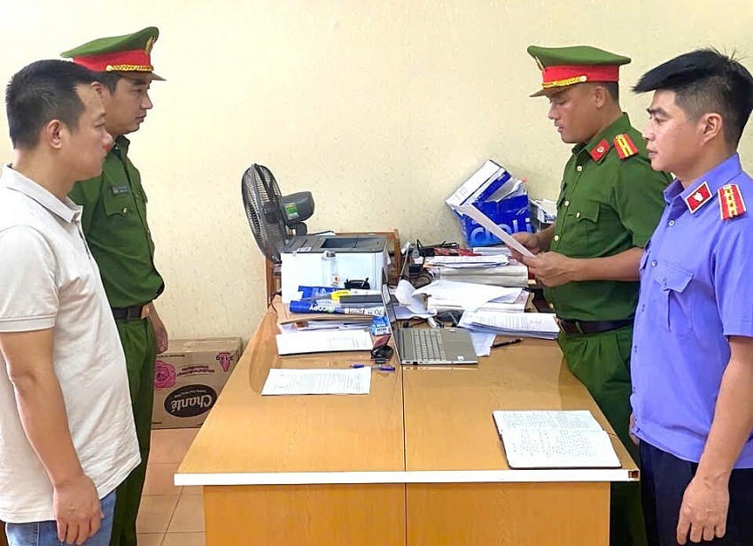 Tống đạt quyết định khởi tố bị can Phạm Trường Giang.