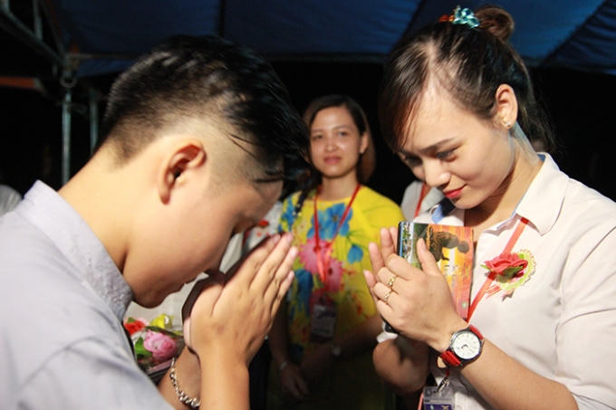 Đại đức Thích Trí Thịnh - Trụ trì chùa Kim Sơn Lạc Hồng (Hòa Bình) bùi ngùi: “Các tôn đức, tăng, ni, phật tử hãy cùng về đây sum họp để cùng thể hiện những xúc động trong lòng của người con trí hiếu đang lắng đọng tâm tư, tình cảm với các đấng sinh thành của mình".