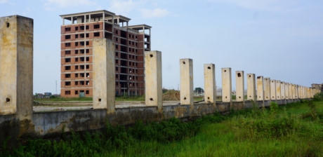 Bao quanh toàn bộ dự án là tường rào được xây cao hơn 1 m. Hạng mục này cũng đang xây dang dở thì dừng lại, chưa có thép chắn.