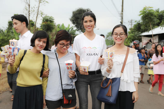 Trang lạ mang Trung Thu về cho trẻ em ở Gia Kiệm, Đồng Nai