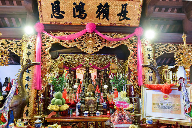 Điện thờ bên trong đền.