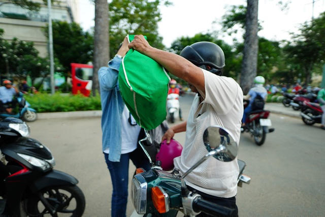 Một phụ huynh chuẩn bị khá kỹ cho con trong ngày đầu quay lại trường sau thời gian nghỉ dài