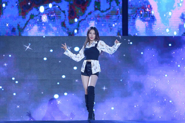 Nữ ca sĩ xinh đẹp SoHee.