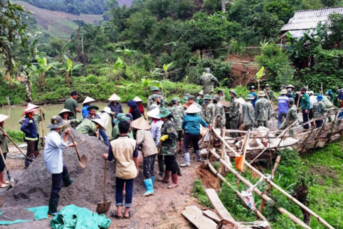 Quân dân làm đường ở bản Phiên Cài.