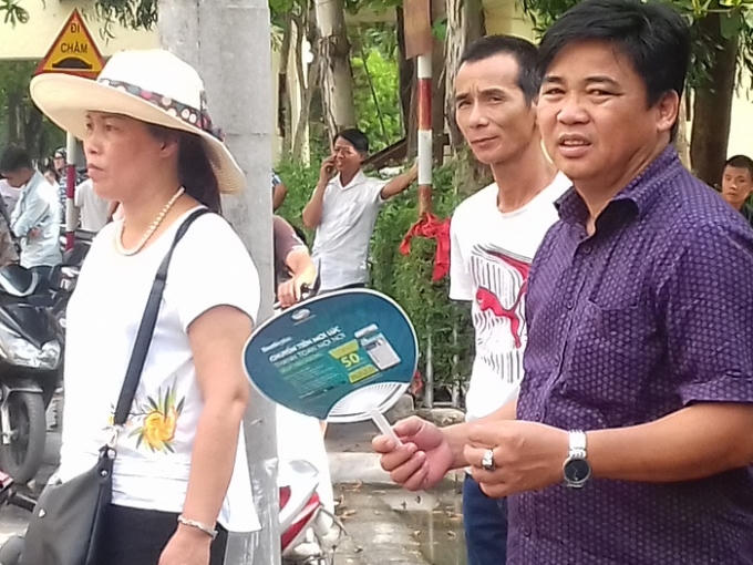 Những khuôn mặt lo âu, trông đợi...