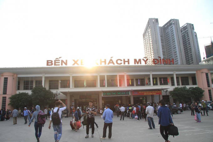 Chiều ngày 1/9 số lượng khách đổ về bến xe mỗi lúc một đông.