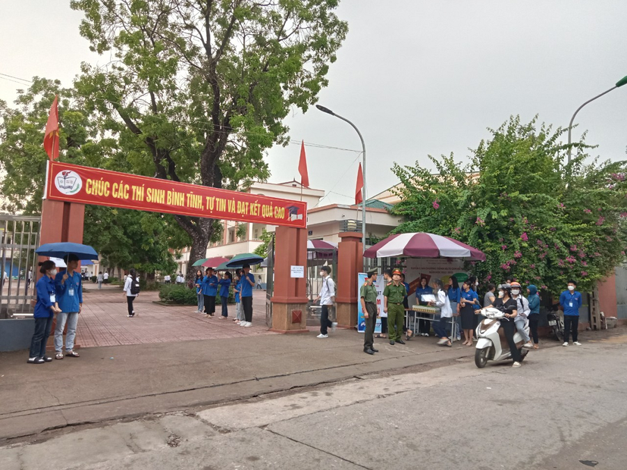 Đảm bảo an toàn giao thông tại địa điểm thi trường THPT Phúc Thọ 
