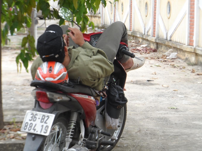 Chờ đợi thí sinh giữa tiết trời nắng nóng, các bậc phụ huynh dường như còn "căng thẳng" hơn sĩ tử.