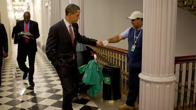 Ông Obama cụng tay với một người làm lao công, chẳng hề có sự khác biệt về địa vị giữa họ.