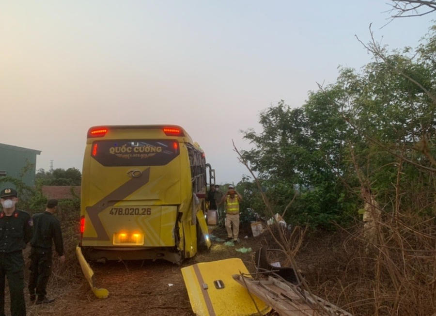 Xe khách mang BKS: 47B: 02026 lao vào rânỹ cà phê của dân bên đường. Ảnh: N.T