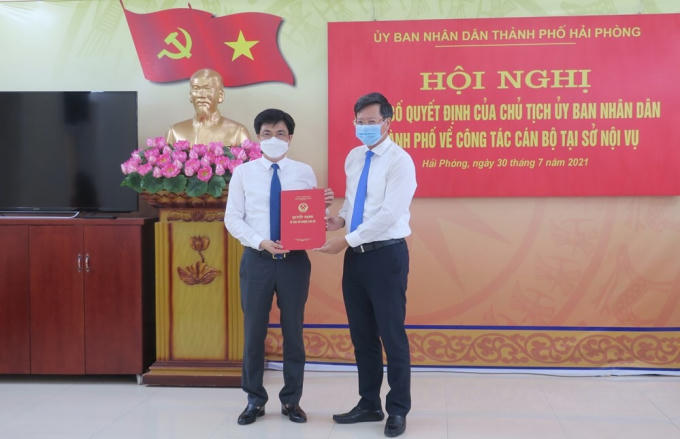 Phó Chủ tịch thường trực UBND TP Hải Phòng Lê Anh Quân trao Quyết định cho đồng chí Hoàng Văn Đức.