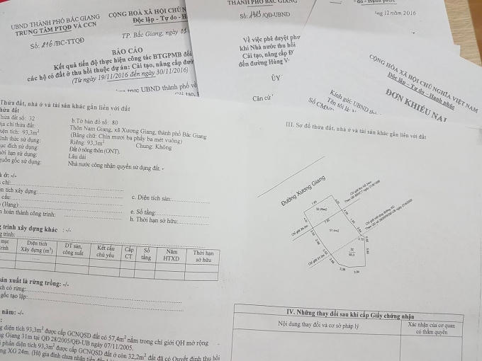 Giấy chứng nhận quyền sử dụng đất của gia đình ông Nguyễn Xuân Thủy. Ảnh Vũ Quang