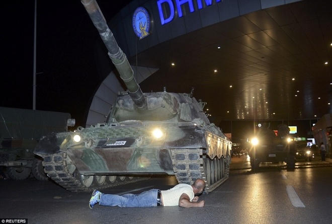 Một người đàn ông nằm chắn trước xe tăng ngăn nó tới gần sân bay Ataturk ở Istanbul, trong lúc người dân đổ ra đường phản đối quân đội đảo chính. Ảnh: Reuters