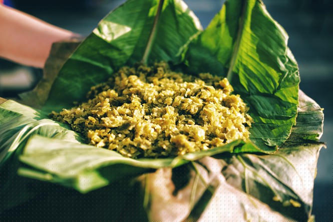 Cốm từ lâu đã trở thành một thức quà mà mọi người đều phải thử vào mỗi mùa thu tới