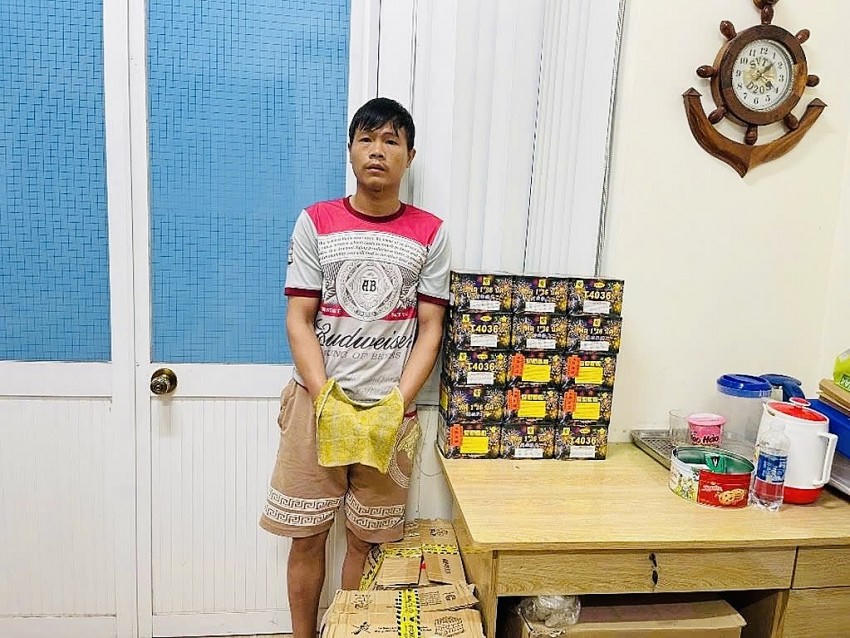 Đối tượng Nguyễn Văn Sơn cùng tang vật.