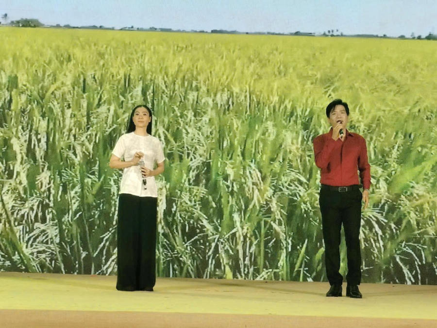 Tân cổ giao duyên “Tình thắm duyên quê” do nghệ sĩ Vĩnh Sơn và nghệ sĩ Hồng Thêm trình bày.