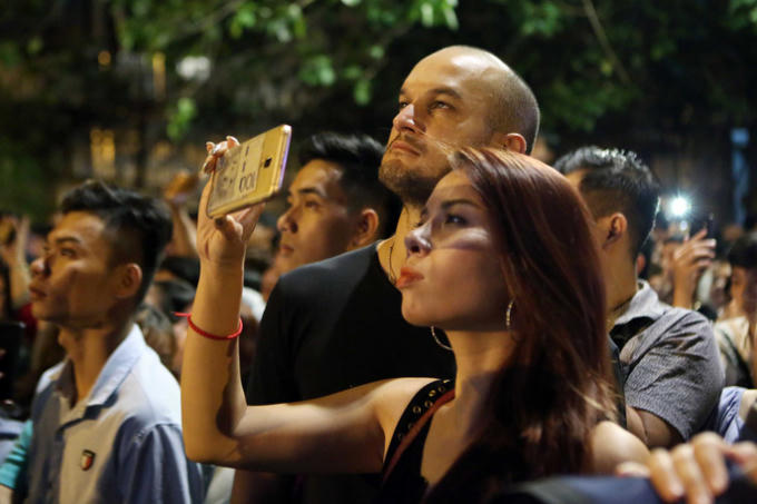 Nhiều người nước ngoài cũng không bỏ lỡ khoảnh khắc đêm giao thừa