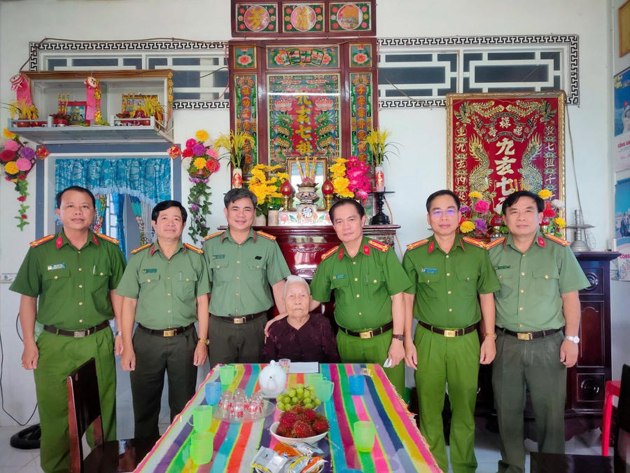 Đại tá Bùi Xuân Khởi - Phó Giám đốc Công an tỉnh Cà Mau, cùng lãnh đạo một số đơn vị nghiệp vụ đến thăm, tặng quà cho Mẹ Việt Nam anh hùng Nguyễn Thị Huôi.