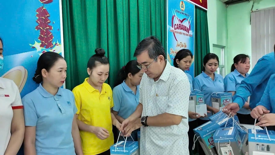 Tặng quà cho đoàn viên, người lao động.