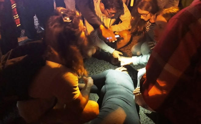 Nữ du khách gốc Việt bị đánh ngất xỉu.