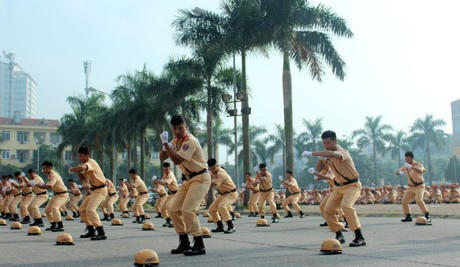 Phần thi v&otilde; thuật của c&aacute;c đội nam CSGT H&agrave; Nội.