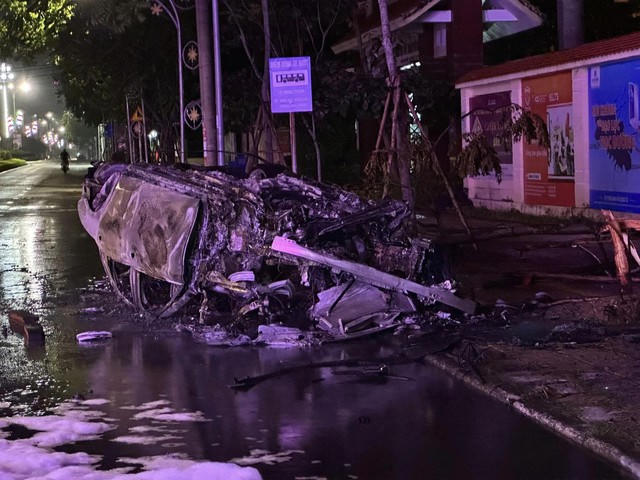 Chiếc xe ô tô gặp nạn cháy chỉ còn khung xe.