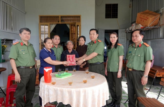 Công an tỉnh Bình Thuận thăm hỏi thân nhân các gia đình liệt sĩ tại Đắk Lắk