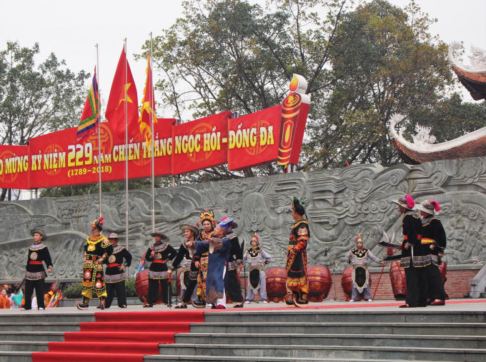 Trong hoạt cảnh này, hình ảnh tướng giặc Tôn Sĩ Nghị cùng những kẻ bán nước cầu vinh được tái hiện.