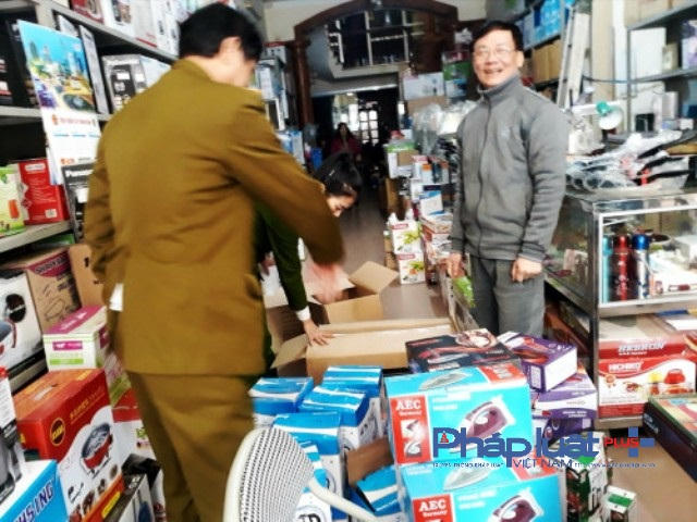Nhiều mặt hàng không có hóa đơn chứng từ, nguồn gốc bị thu giữ (Ảnh: ĐT)