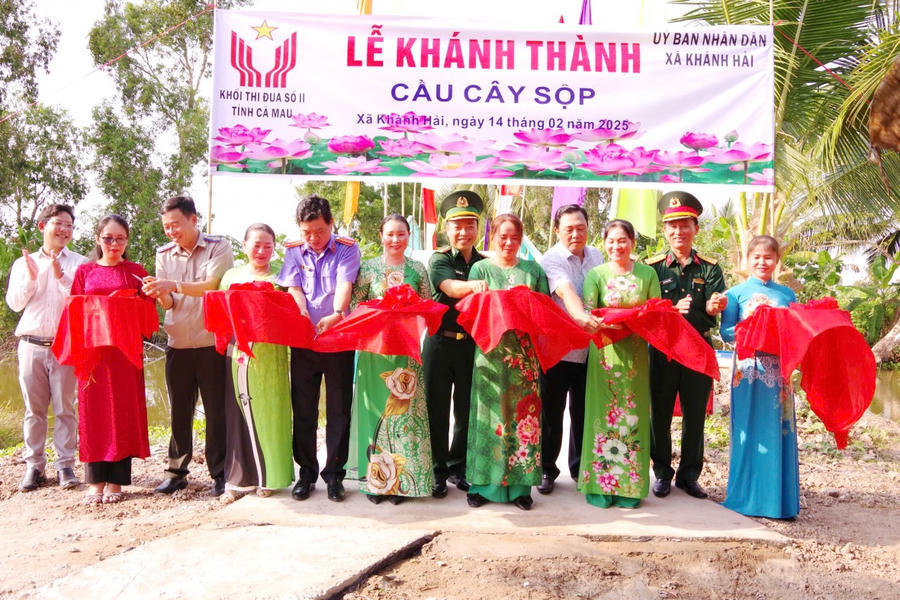 Lãnh đạo các đơn vị trong Khối Thi đua số II tỉnh Cà Mau và UBND xã Khánh Hải cắt băng khánh thành cầu Cây Sộp.
